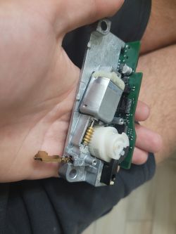 Osoba trzymająca mechanizm blokady kierownicy z numerem 3Q0 905 861.