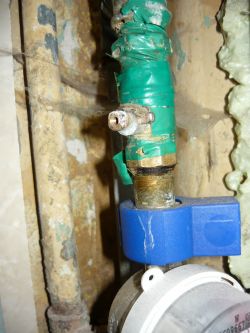 The flush ball valve does not want to turn.
