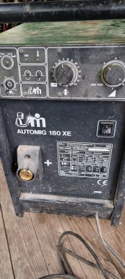 Spawarka Migatronic Automig 180 XE z panelem kontrolnym i wtyczką.