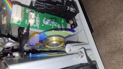 Wnętrze projektora Vivitek D510 z widocznym kołem kolorów i płytką drukowaną.
