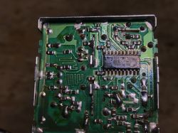 Płytka drukowana z elementami elektronicznymi na starym tunerze satelitarnym