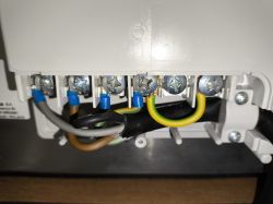 Złącze elektryczne płyty indukcyjnej z podłączonymi przewodami L1, L2, L3, PEN oraz mostkiem N-PE