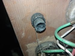 Otwór z brakującym kablem i kolorowe przewody przyłączeniowe.