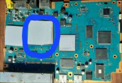Zdjęcie płyty głównej z zaznaczonym na niebiesko obszarem, gdzie znajduje się jeden z układów scalonych.