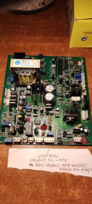 Płytka PCB z elementami elektronicznymi i notatką o trybie spawania MIG/MMA
