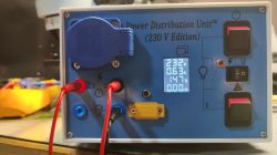 Panel DIY „Power Distribution Unit (230 V Edition)” z gniazdem, przełącznikami i wyświetlaczem 232 V
