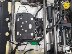Widok wentylatora i modułów elektrycznych wbudowanych w siedzenie samochodu