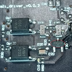 Zbliżenie na układ elektroniczny z zaznaczonym tranzystorem w obudowie SOT23, oznaczonym P9S2C.