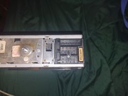 Tył samochodowego odtwarzacza stereo z widocznymi podłączeniami.