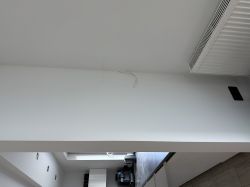 Ściana pomieszczenia z kablami i gniazdkami do instalacji kina domowego.