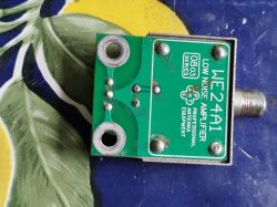 Niskoszumowy wzmacniacz WE24A1 na tle kolorowej powierzchni.