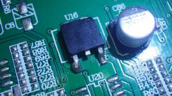 Nahaufnahme einer Leiterplatte mit verschiedenen elektronischen Komponenten.