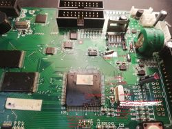 Płyta PCB z oznaczeniami pinów i mikrokontrolerem UPD70F3746GJ
