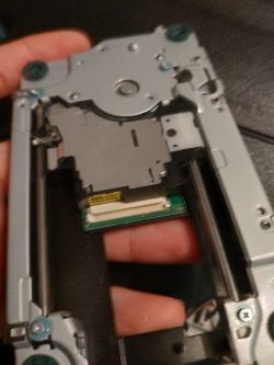 Laser PS3 Super Slim - urwała się zaślepka na taśmie