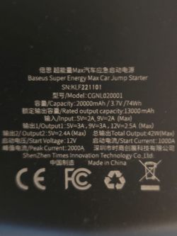 Tabliczka informacyjna na ładowarce Baseus Jump Starter 20000 mAh.