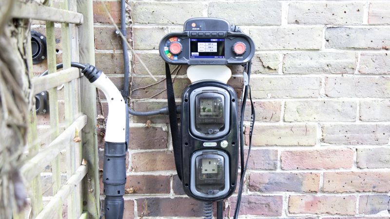 Testowanie infrastruktury ładowania pojazdów elektrycznych – rozwiązania Megger EVX100 i EVC