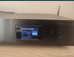 Odtwarzacz audio sieciowy z wyświetlaczem pokazującym internetowe radio Hard Rock Heaven i utwór Tesla - Paradise.