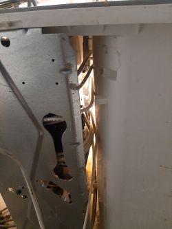 Tył lodówki Liebherr z widocznymi przewodami i metalową obudową.