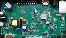 Płyta główna tunera Kruger&amp;Matz KM0550C z widocznymi elementami elektronicznymi, zasilaczem i zaznaczonymi komponentami.