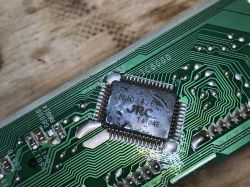 Zbliżenie na układ scalony NJU3426F umieszczony na zielonej płytce PCB.