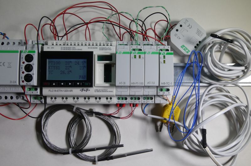 Programowalny sterownik logiczny F&amp;F z podłączonymi modułami i przewodami pomiarowymi.