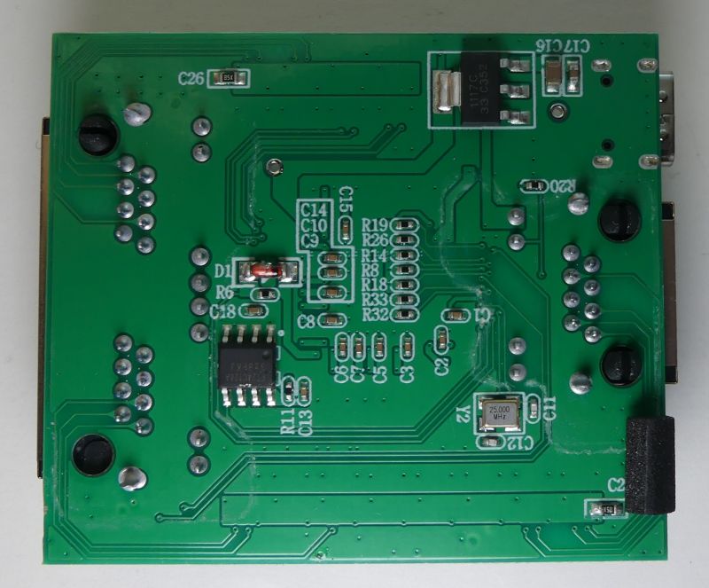 Płytka drukowana z elementami elektronicznymi na zielonym tle.
