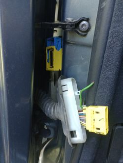 Peugeot Partner 2008r. - awaria mechanizmu szyby kierowcy, opuszcza się zawsze