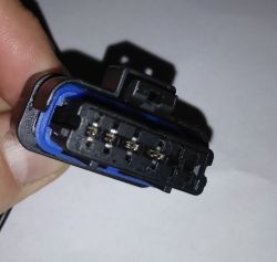 Jak wyjąć przewody z terminalami z złącza SICMA 6 pin?