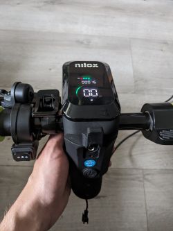 Zbliżenie na kierownicę hulajnogi Nilox M1 z wyświetlaczem i oznaczeniem NFC.