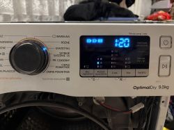 Panel sterowania suszarki Samsung OptimalDry 9,0 kg z wyświetlaczem ustawionym na 1:20 i odkręconą obudową.