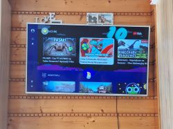 Ekran telewizora z artefaktami graficznymi w aplikacji YouTube Kids.