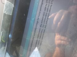 Zbliżenie na ekran diagnostyczny komputera samochodowego z widocznym tekstem dotyczącym usterek DTC.