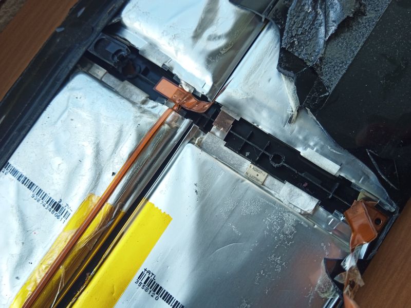 Zbliżenie na uszkodzoną baterię MacBooka Air A1237 z widocznymi ogniwami i taśmami flex PCB.