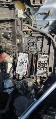 Gdzie znajdę schemat podłączenia skrzynki bezpieczników w Oplu Astra K 1.0?