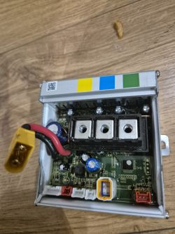 Zdjęcie sterownika elektronicznego z kolorowymi oznaczeniami na górnej części.