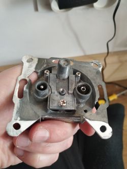 Jak prawidłowo podłączyć kabel antenowy w gnieździe TV?