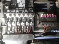 Opis bezpieczników na akumulatorze w Seat Cordoba 2008 6L2 1.4 TDI