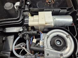 Wnętrze urządzenia z widocznym silnikiem RS-545SH-18150 i plastikowymi złączkami