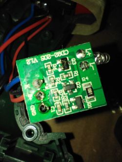 Zbliżenie na uszkodzoną płytkę PCB z oznaczeniami Q3, R1 i GND oraz nadpalony tranzystor