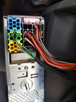 Jak podłączyć AUX do radia BLAUPUNKT DUBLIN C32 bez stałego plusa?