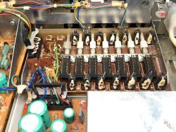 Wnętrze tunera ZRK T-7010 z widocznymi elementami elektronicznymi.