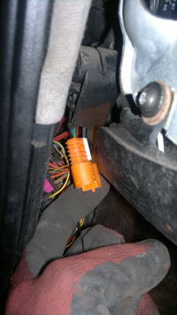 Passat B5 1.8 ADR - identyfikacja pomarańczowej wtyczki przy progu po lewej stronie