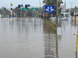 Zalana ulica z sygnalizacją świetlną i znakami drogowymi w Jeleniej Górze.