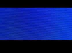 Migający ekran telewizora Xiaomi z niebieskim wzorem na wyświetlaczu.