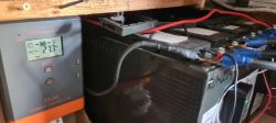 Sterownik ładowania solarnego MPPT pokazuje napięcie 27.7V przy akumulatorach 24V
