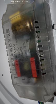 Zasilacz LED o przezroczystej obudowie z oznaczeniami technicznymi widocznymi na powierzchni.