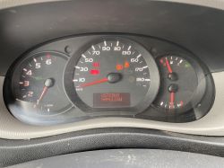 Deska rozdzielcza samochodu z wyświetlonym komunikatem Usterka hamulców.