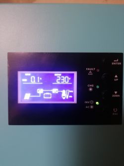 Wyświetlacz elektroniczny z informacjami o napięciu i prądzie.