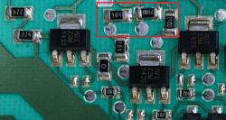Zbliżenie na płytkę PCB z widocznymi rezystorami oznaczonymi jako 2100 i 184.
