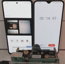 Dwie smartfony pokazujące transmisję z kamery Raspberry Pi.